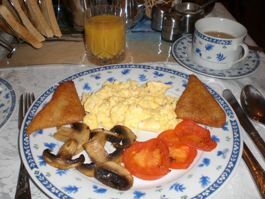 Melville Lodge Gatwick Хорли Екстериор снимка